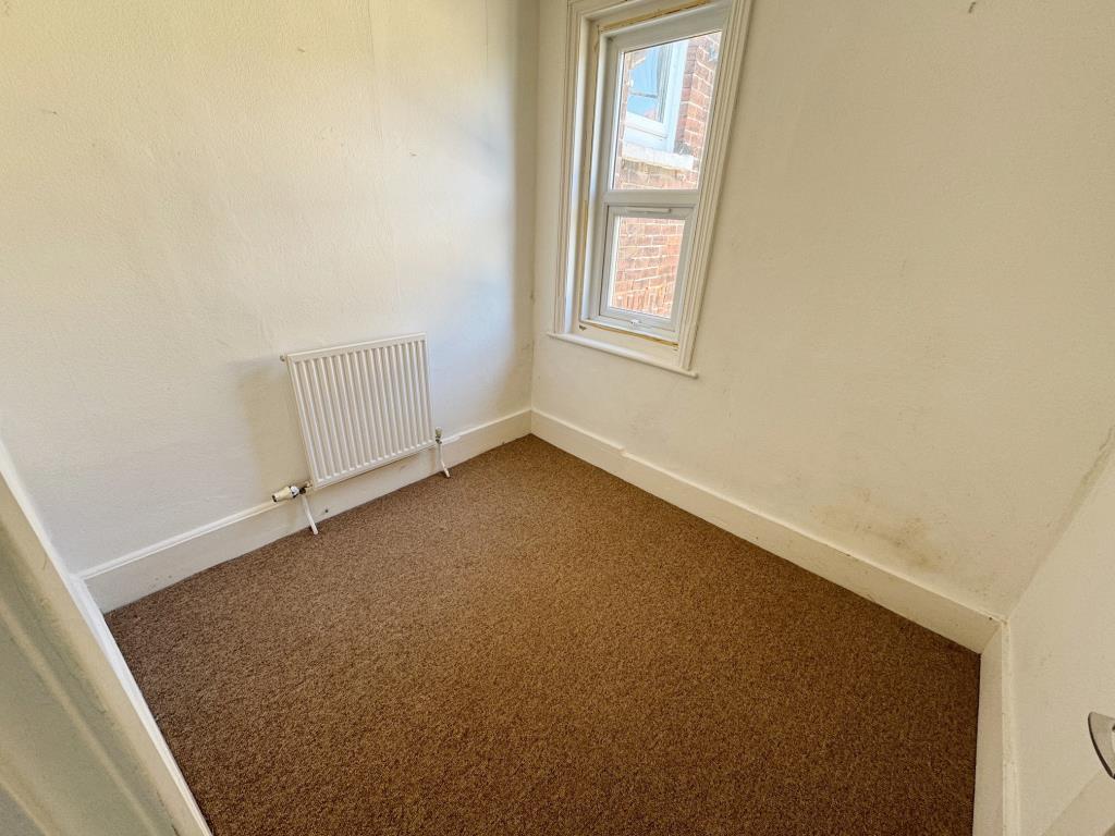 Lot: 118 - FREEHOLD INVESTMENT - SEMI-DETACHED PROPERTY ARRANGED AS TWO APARTMENTS - Bedroom 2 Flat 2